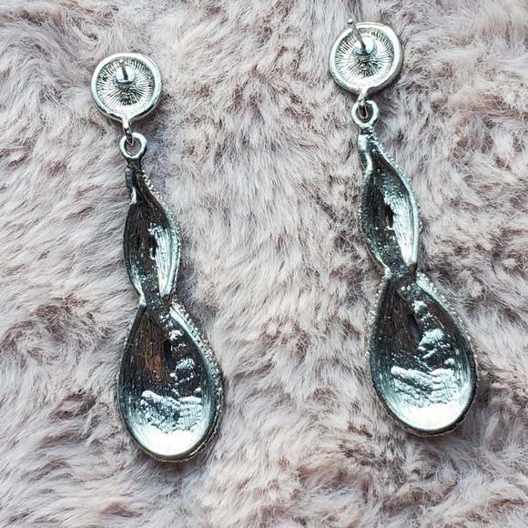 ♻️DONATED ♻️ 💄TAKE IT SALE💋🥂"No Name Helix Drop Earrings - Picture 3 of 4